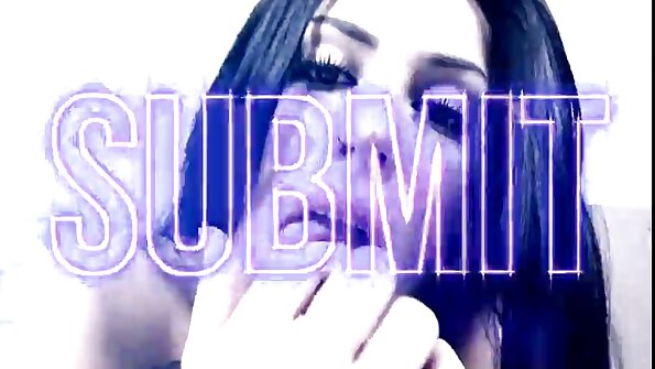 Smuk brunette med store bryster viser sig ved poolen