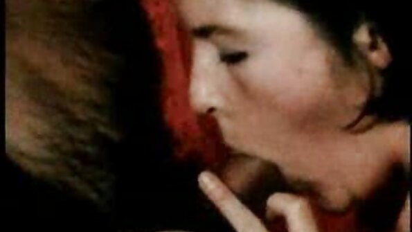 Schöne MILF hat eine dampfende heiße Massage bei V Day